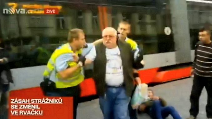 Sporný zásah městských strážníků v Praze na Andělu ze 7. října 2012. Tento muž se zastal bezdomovců...