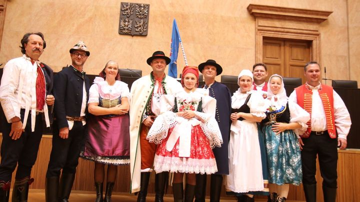 "Ať z nás nikdo nedělá separatisty." Politici si v krojích připomněli první Moravany; Zdroj foto: Radek Bartoníček