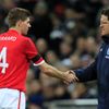 Steven Gerrard si podává ruku s Fabiem Capellem