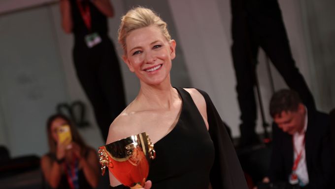 Cate Blanchettová dostala cenu za herectví díky roli světoznámé dirigentky obviněné ze zneužívání.