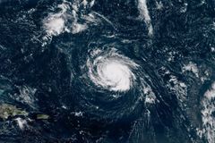Hurikán Florence už zasáhl Bermudy. Východ USA se připravuje na ničivou hrozbu