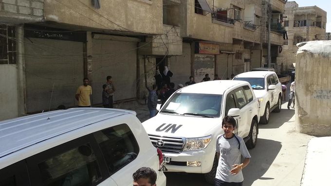 Vozidla OSN v ulicích Damašku.