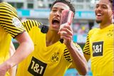 Dortmund proslul zásobárnou mladých talentů. Také o jeho hráče aktuálního kádru je na trhu zájem. Za nejhodnotnějšího je nyní považovaný defenzivní záložník Jude Bellingham. I proto klub s nadějným středopolařem uzavřel smlouvu až do roku 2025.