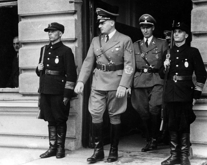 Neomezený vládce v Generálním gouvernementu, tedy okupovaném Polsku, Hans Frank (v popředí) a Otto von Wächter (vzadu), 1939 až 1942.