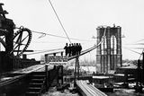 Stavba Brooklynského mostu začala v roce 1870. Po Roeblingovi ji převzal jeho nejstarší syn Washington. Ve stejném roce ale v jednom z velkých potápěčských zvonů, které umožňovaly dělníkům pod vodou pracovat bez skafandru, vypukl požár. Washington pomáhal s jeho hašením.