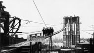 Stavba Brooklynského mostu začala v roce 1870. Po Roeblingovi ji převzal jeho nejstarší syn Washington. Ve stejném roce ale v jednom z velkých potápěčských zvonů, které umožňovaly dělníkům pod vodou pracovat bez skafandru, vypukl požár. Washington pomáhal s jeho hašením.