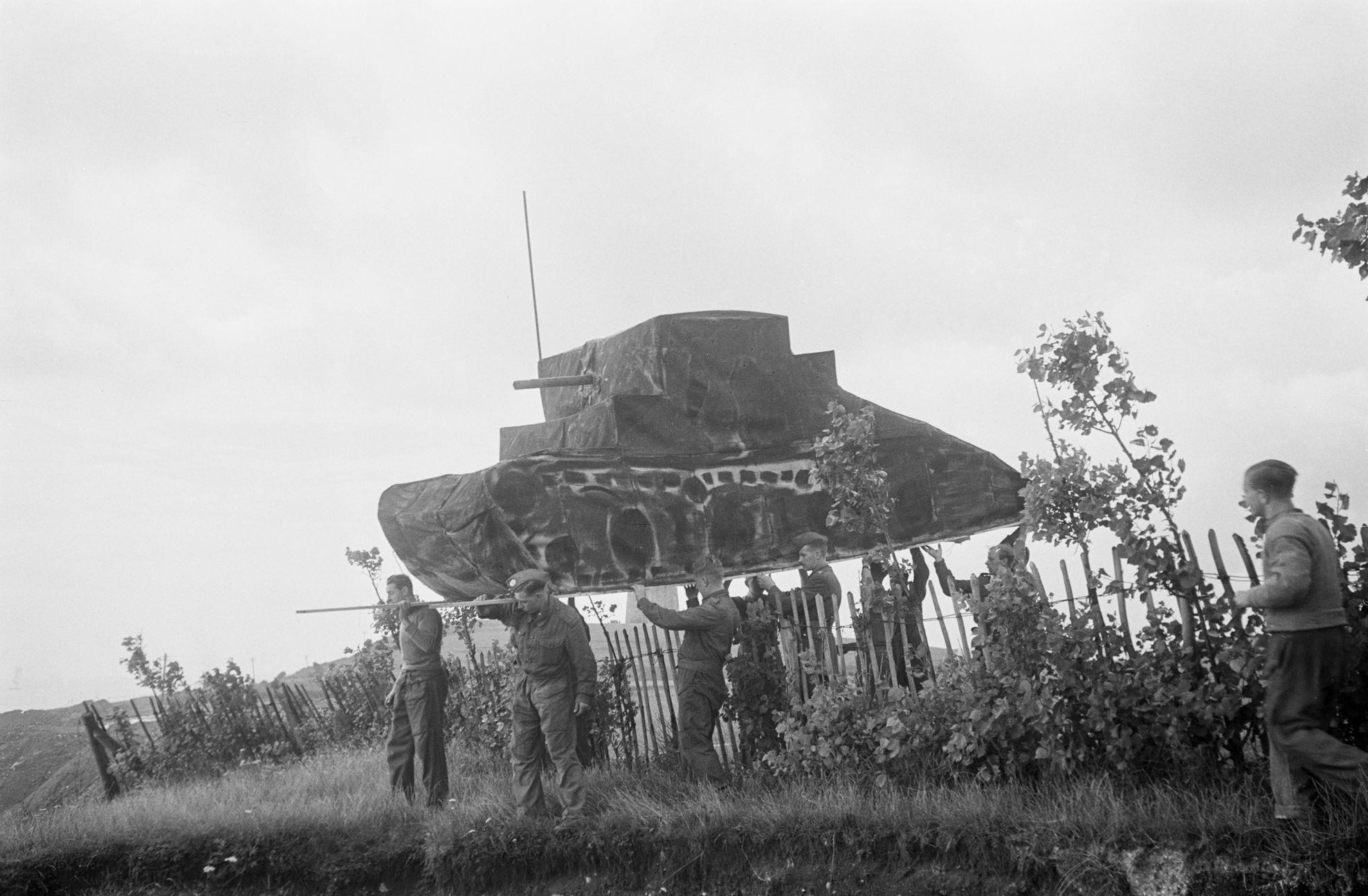 Makety zbraní, atrapa, válka, zbraně, válečná lest, historie