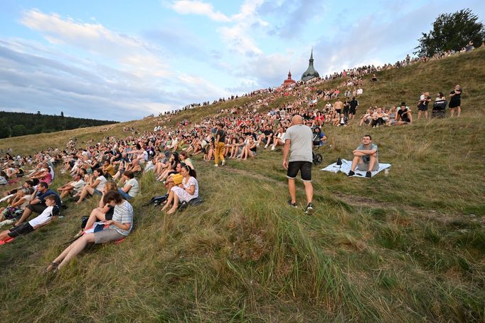 Koncert Vojtěcha Dyka na hladině Konventského rybníka.