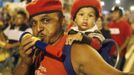 Supporters of Venezuelan President Hugo Chavez cheer as he appears on a balcony of the Miraflores Palace in Caracas October 7, 2012. Venezuela's socialist President Chavez won re-election in Sunday's vote with 54 percent of the ballot to beat opposition challenger Henrique Capriles. REUTERS/Edwin Montilva (VENEZUELA - Tags: POLITICS ELECTIONS) Published: Říj. 8, 2012, 6:20 dop.