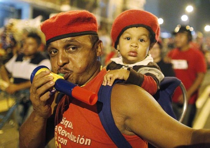 Supporters of Venezuelan President Hugo Chavez cheer as he appears on a balcony of the Miraflores Palace in Caracas October 7, 2012. Venezuela's socialist President Chavez won re-election in Sunday's vote with 54 percent of the ballot to beat opposition challenger Henrique Capriles. REUTERS/Edwin Montilva (VENEZUELA - Tags: POLITICS ELECTIONS) Published: Říj. 8, 2012, 6:20 dop.