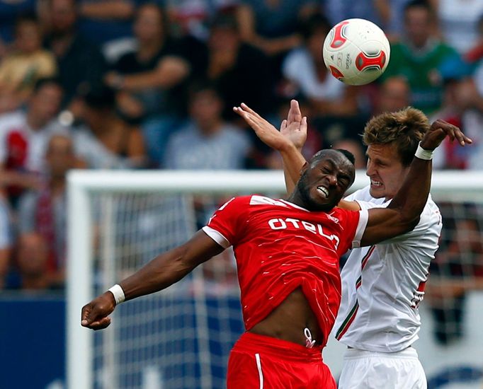 Fotbalista Dusseldorfu Nando Rafael (vlevo) bojuje v hlavičkovém souboji se Sebastianem Langkapem z FC Augsburg v Bundeslize 2012/13.