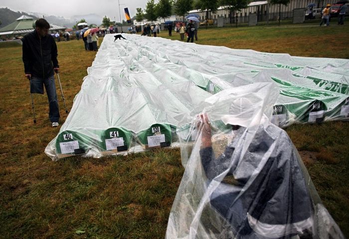 Pohřeb obětí masakru ve Srebrenici