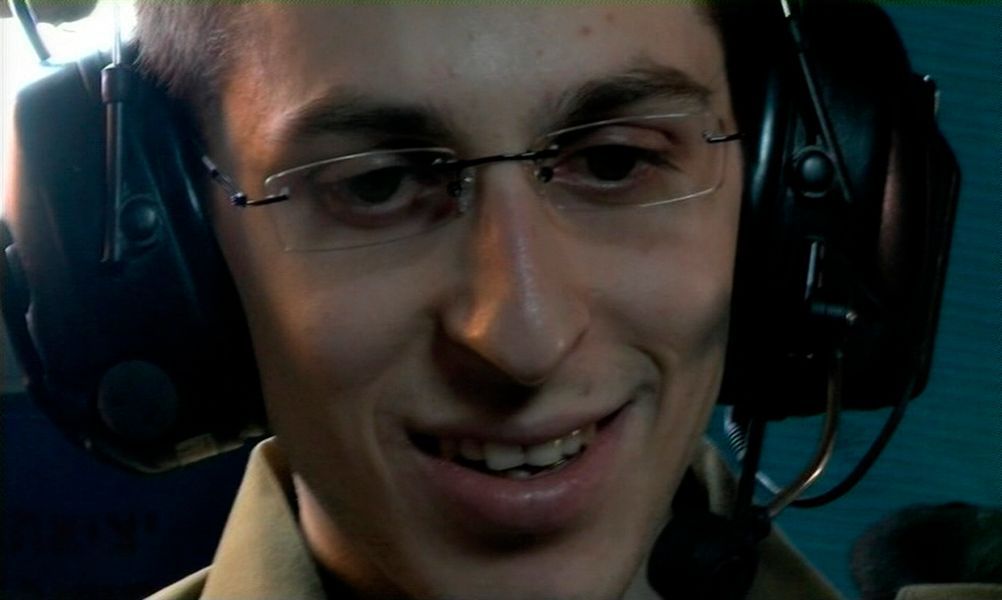 Gilad Šalit v helikoptéře na cestě domů