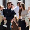 Angelina Jolie a Brad Pitt na procházce s rodinkou