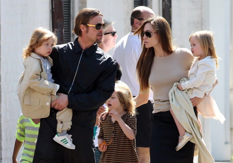 Angelina Jolie a Brad Pitt na procházce s rodinkou