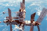 Od té doby obývá ISS stálá posádka, která je vždy dvou- až šestičlenná. Pravidelně se střídá po půl roce. Dosud stanici navštívilo 240 osob (včetně vesmírných turistů) z 19 zemí.