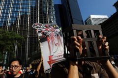 Propusťte všechny politické vězně, skandovaly desetitisíce lidí při pochodu v Hongkongu