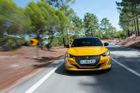 Sexy lvíče dává na výběr: jezdí na benzin, naftu i elektřinu. Nový Peugeot 208 v akci