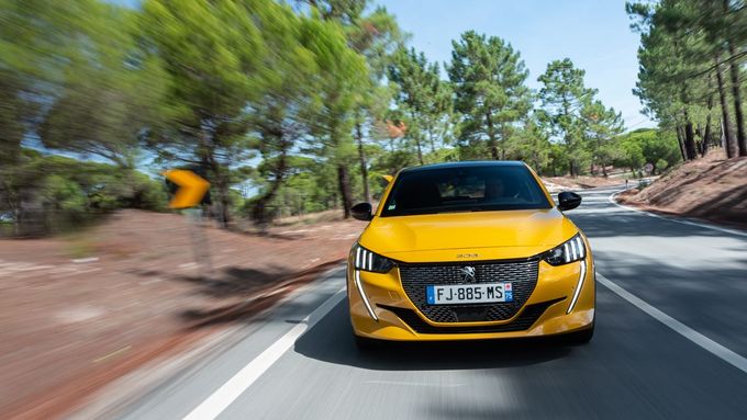 Sexy lvíče dává na výběr: jezdí na benzin, naftu i elektřinu. Nový Peugeot 208 v akci