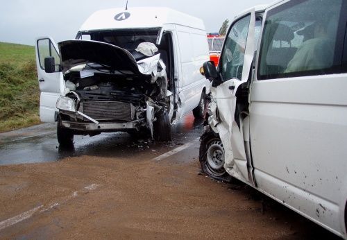 Nehoda na bruntálsku mikrobusu s dodávkou