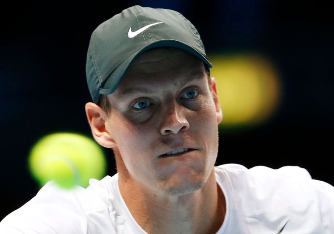 Český tenista Tomáš Berdych v utkání se Srbem Novakem Djokovičem během Turnaje mistrů 2012.