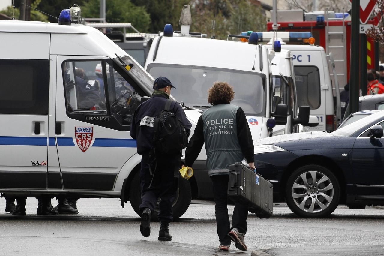 Obléhání extremisty v Toulouse pokračuje
