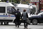 V domě ve Francii nalezli těla pěti mrtvých nemluvňat