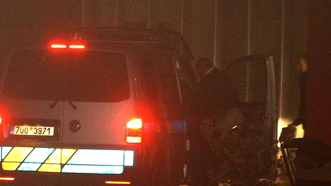 Miroslava Peltu vyvedli policisté ze sídla fotbalové asociace až po půlnoci.