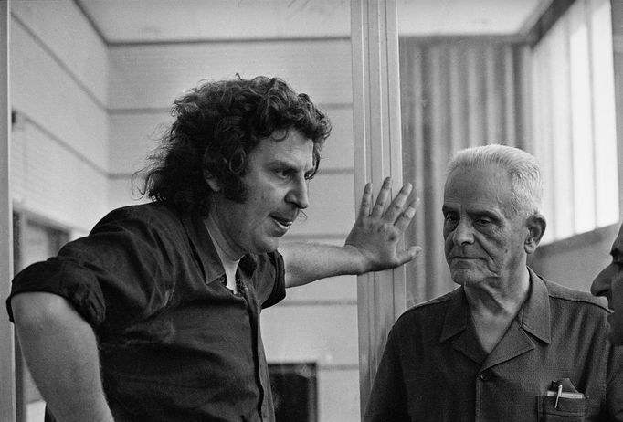 Mikis Theodorakis (vlevo) a jeho otec Giorgios v aténském studiu, 1974.