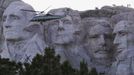 Americký prezident Donald Trump pod horou Mount Rushmore s obřím sousoším bývalých prezidentů USA.