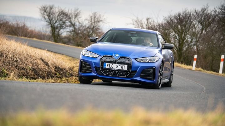 Neelektromobilní Česko má první elektrické Auto roku. Stalo se jím stylové BMW i4; Zdroj foto: BMW