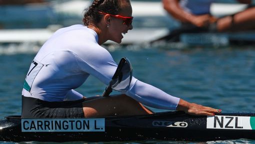Lisa Carringtonová z Nového Zélandu po vítězství v kategorii K1 na OH 2020.