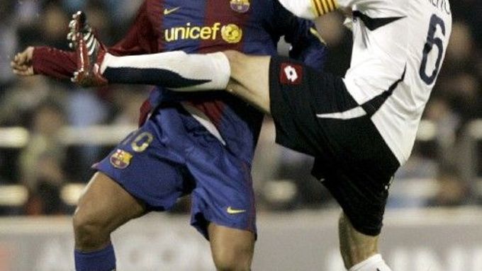 Barcelonský Ronaldinho (vlevo) bojuje o míč s Gabi Militem ze Zaragozy.