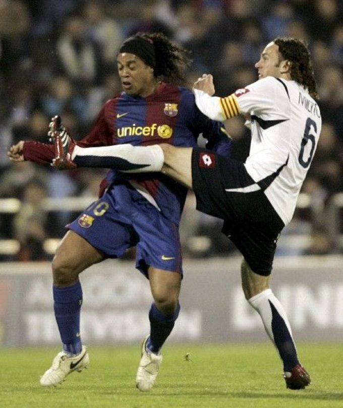 Barcelonský Ronaldinho (vlevo) bojuje o míč s Gabi Militem ze Zaragozy.