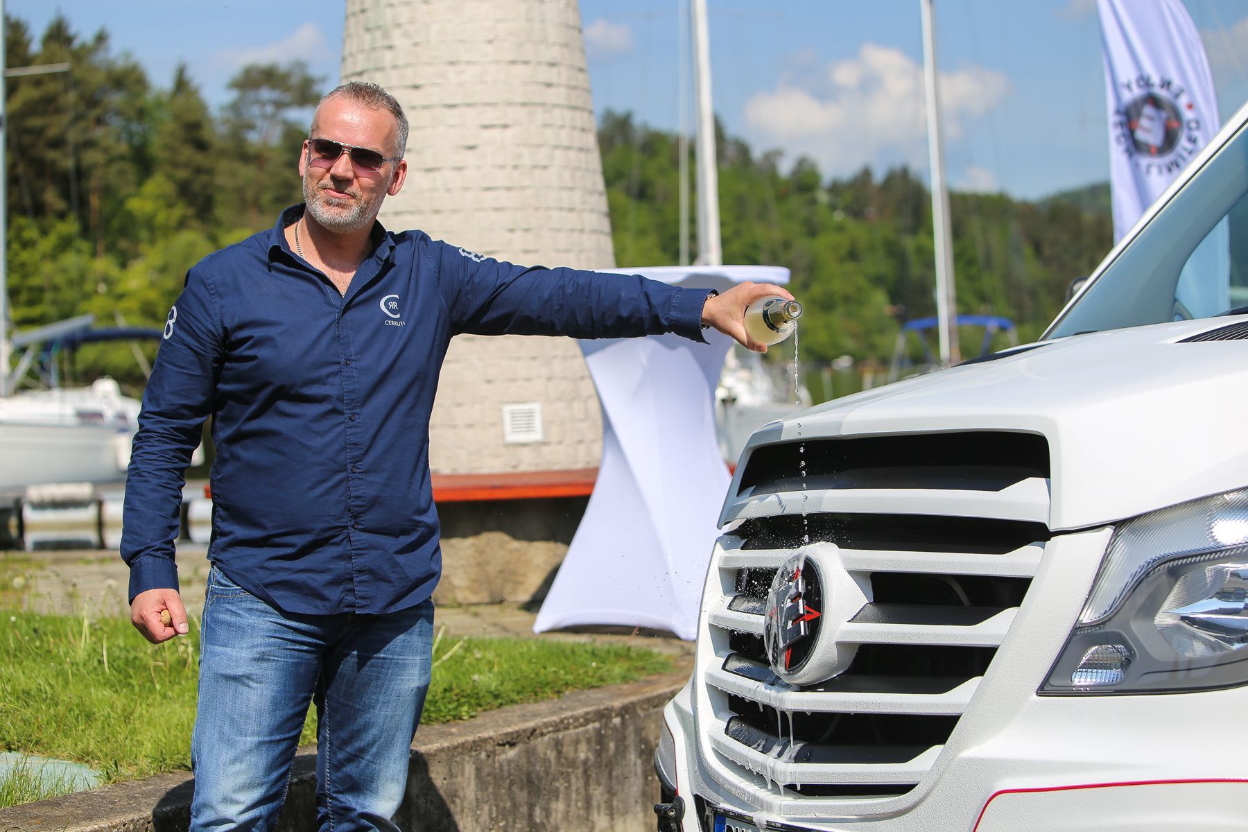 Obojživelný minibus Enjoy Sprinter, prototyp, základem je Mercedes Sprinter