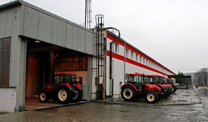 Technická kontrola. Podle natočení traktoru buďto směrem do haly nebo ven z haly, poznají všichni dělníci, zda je traktor v pořádku nebo zda ve výrobě něco opomenuli.