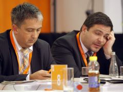 Někteřé delegáty dlouhé jednání zmáhá. Na snímku zástupci Prahy Petr Hulinský (vlevo) a Karel Březina.