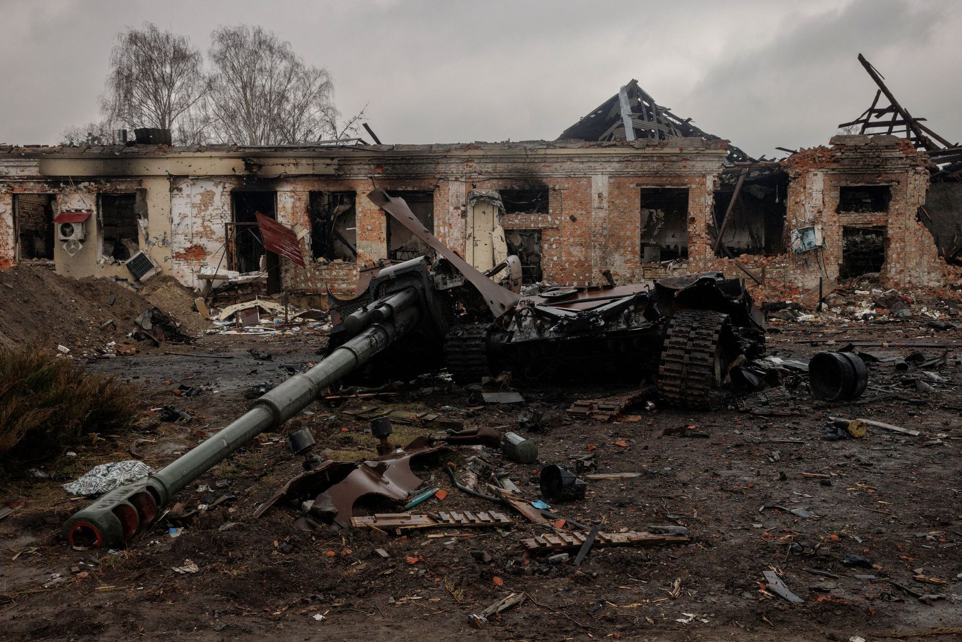 Snímek, který pořídil fotograf agentury Reuters v centru Trosťance 30.března, čtyři dny po osvobození města.
