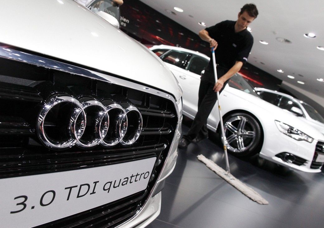 Úklid před otevřením autoshow ve Frankfurtu