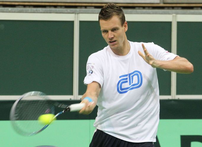 Český tenista Tomáš Berdych při tréninku v O2 aréně před finále Davis Cupu 2012.