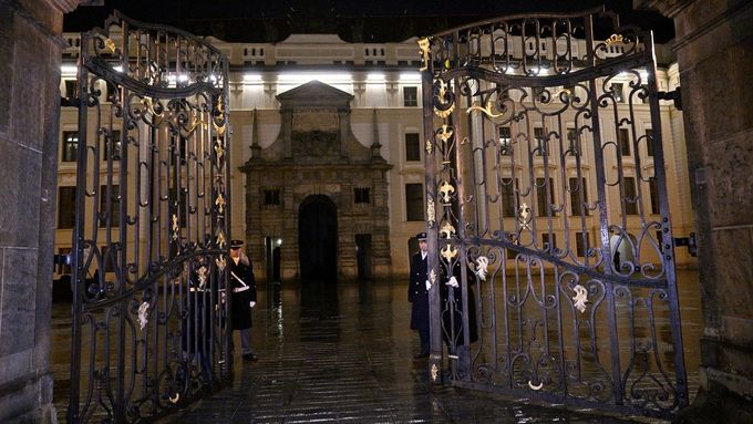 Svěšením prezidentské standarty a uzavřením Brány gigantů na Pražském hradě o půlnoci symbolicky skončilo desetileté působení Miloše Zemana ve funkci prezidenta.