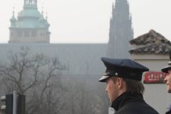 Policii věří polovina Čechů. Vojákům 70 procent lidí
