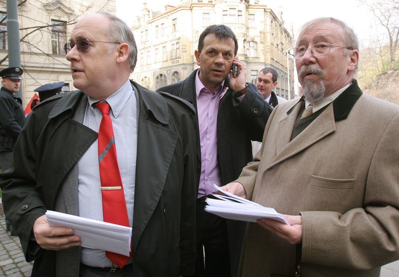 Demonstrace proti uznání samostatného Kosova před úřadem vlády