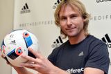 V listopadu 2015 představil Pavel Nedvěd v Praze oficiální míč Eura 2016. Jmenoval se Beau Jeu, tedy v překladu "krásná hra".  Na svědomí ho měl tradiční výrobce balónů pro ME, německá firma Adidas.