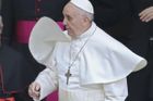 Nový papež dýchá jednou plící, srdcem bojuje za chudé