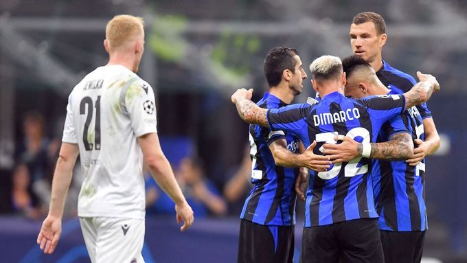 Obránce Plzně Václav Jemelka zklamaně přihlíží další gólové radosti Interu Milán