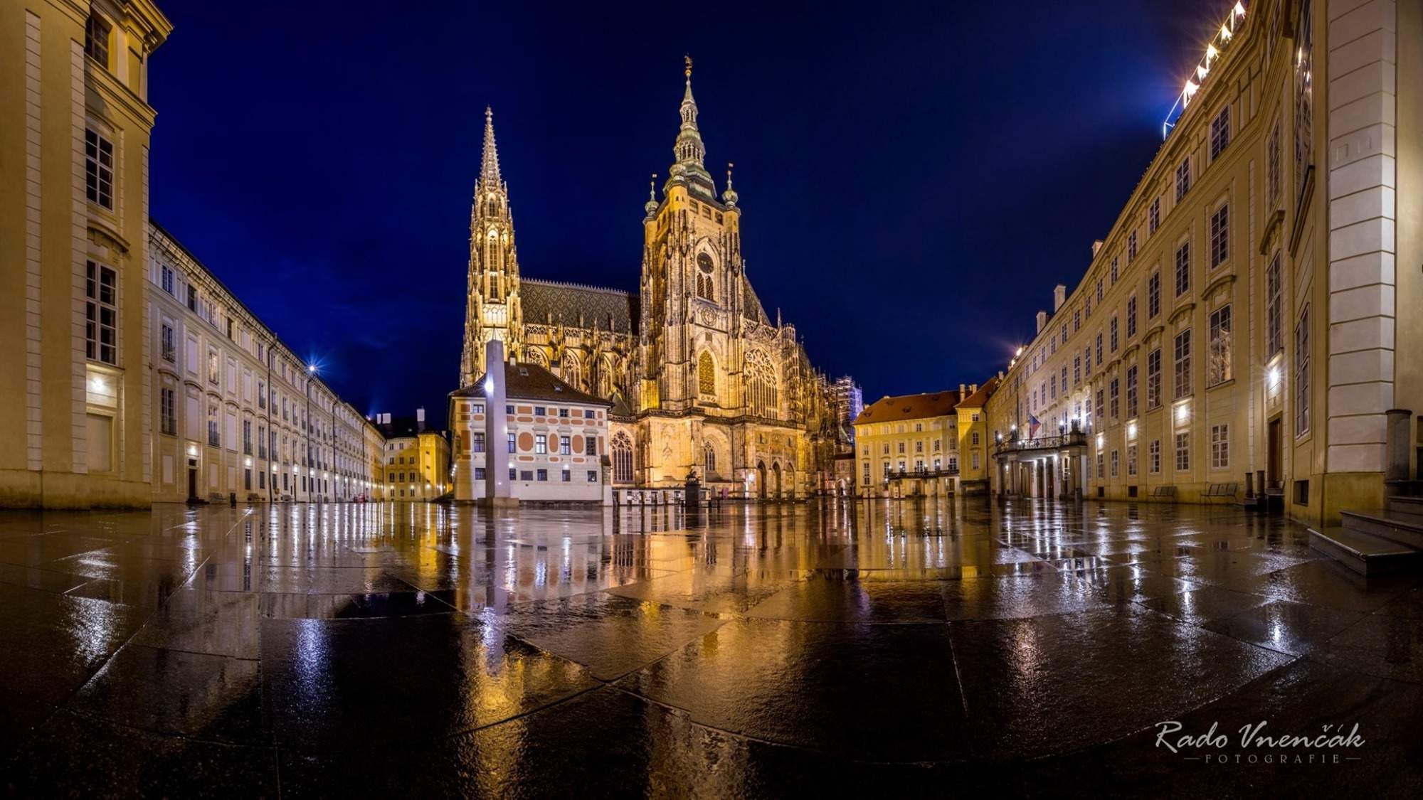 Radoslav Vnenčák: Praha v zrcadle