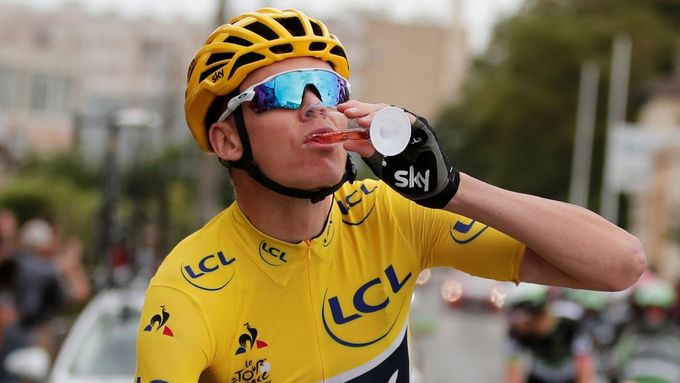 Chris Froome letos šampaňské pro vítěze Tour de France v sedle srkat nebude