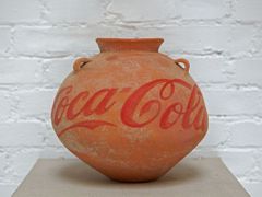 Ai Weiwei: Neolitická váza s logem Coca-Cola, 2010