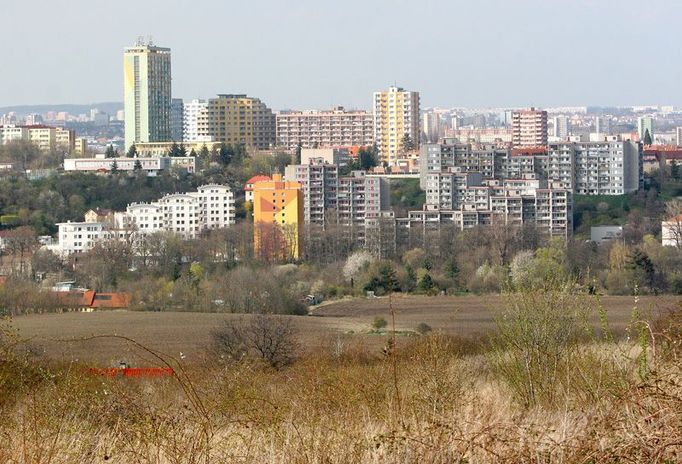 Jiný pohled na pole u potoka Botič: ornici nahradí další lidská obydlí. A kanceláře?